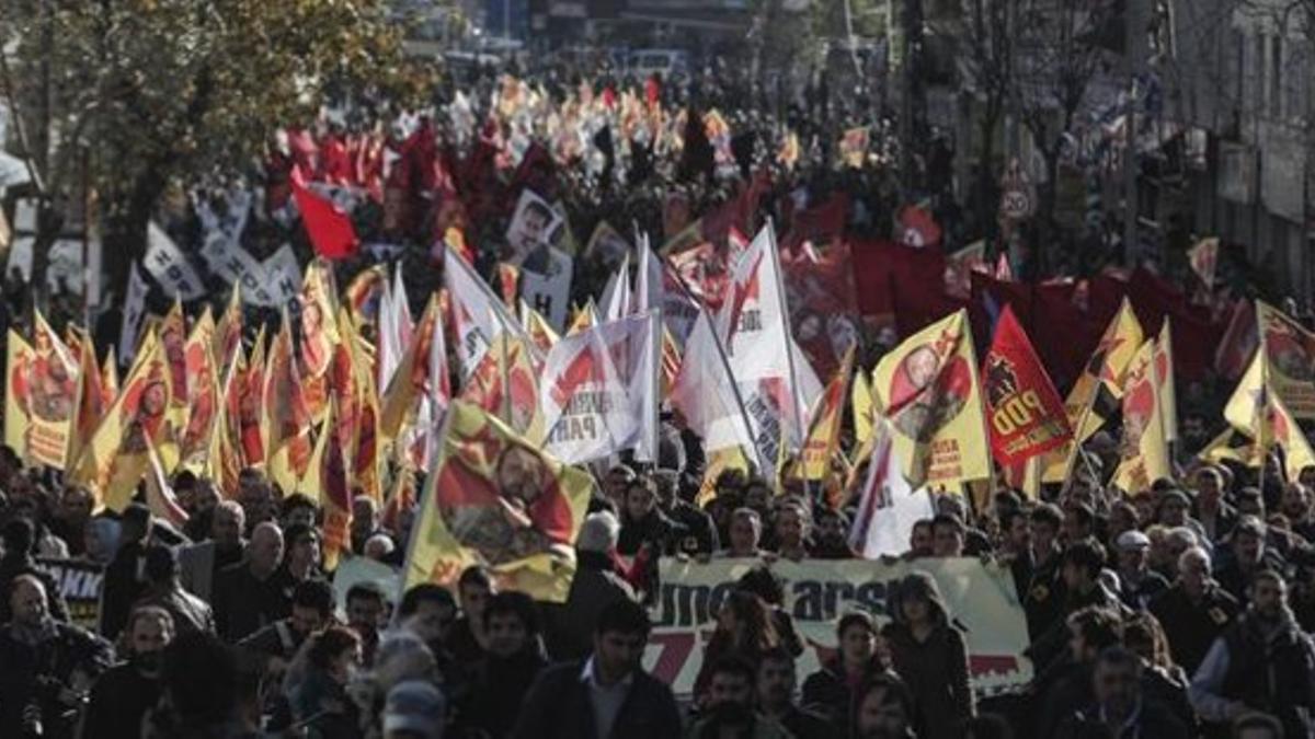 Una multitud participa en un funeral por un miliciano kurdo muerto en la lucha contra el Estado Islámico, el 20 de noviembre en Estambul.
