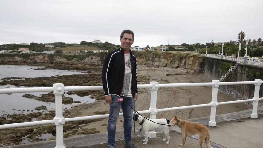 El miedo a las carabelas llega también a la playa gijonesa para perros de El Rinconín: “Yo miro toda la orilla por él”