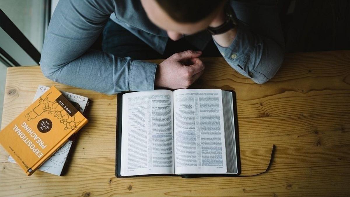 Un niño estudia inglés.