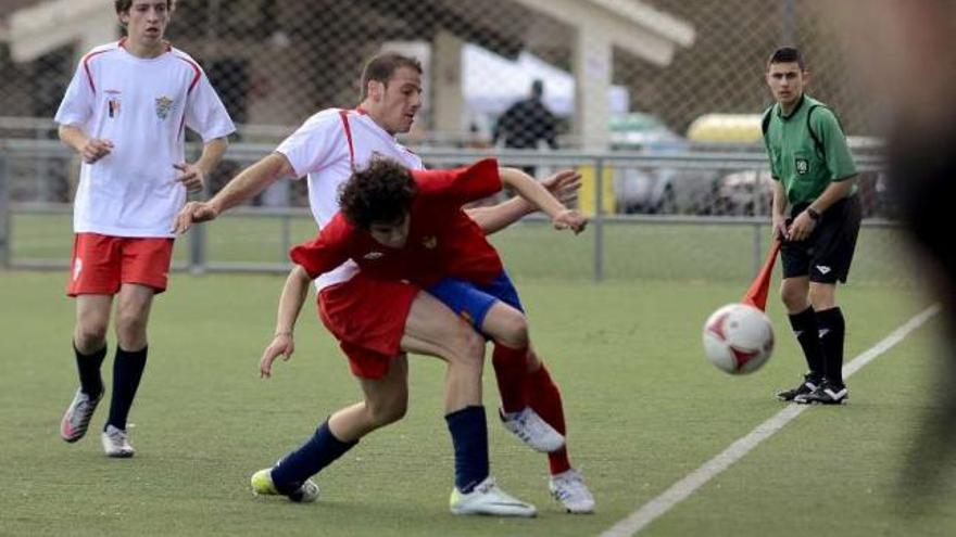 Un lance del partido disputado entre el Ourense B y el Monterrei en Oira. // Brais Lorenzo