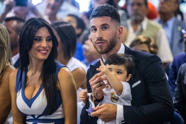 Sergio Ramos (c), capitán del Real Madrid, acompañado de Pilar Rubio y Florentino Pérez, presidente del Real Madrid, durante el acto de renovación de su contrato hasta 2020 celebrado hoy en el estadio Santiago Bernabéu.