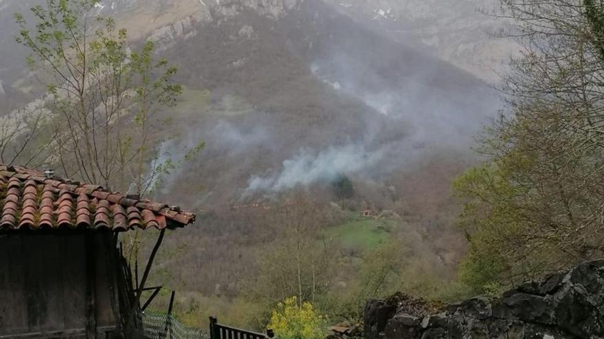 La lluvia apaga los fuegos surgidos en una madrugada de temperaturas tropicales