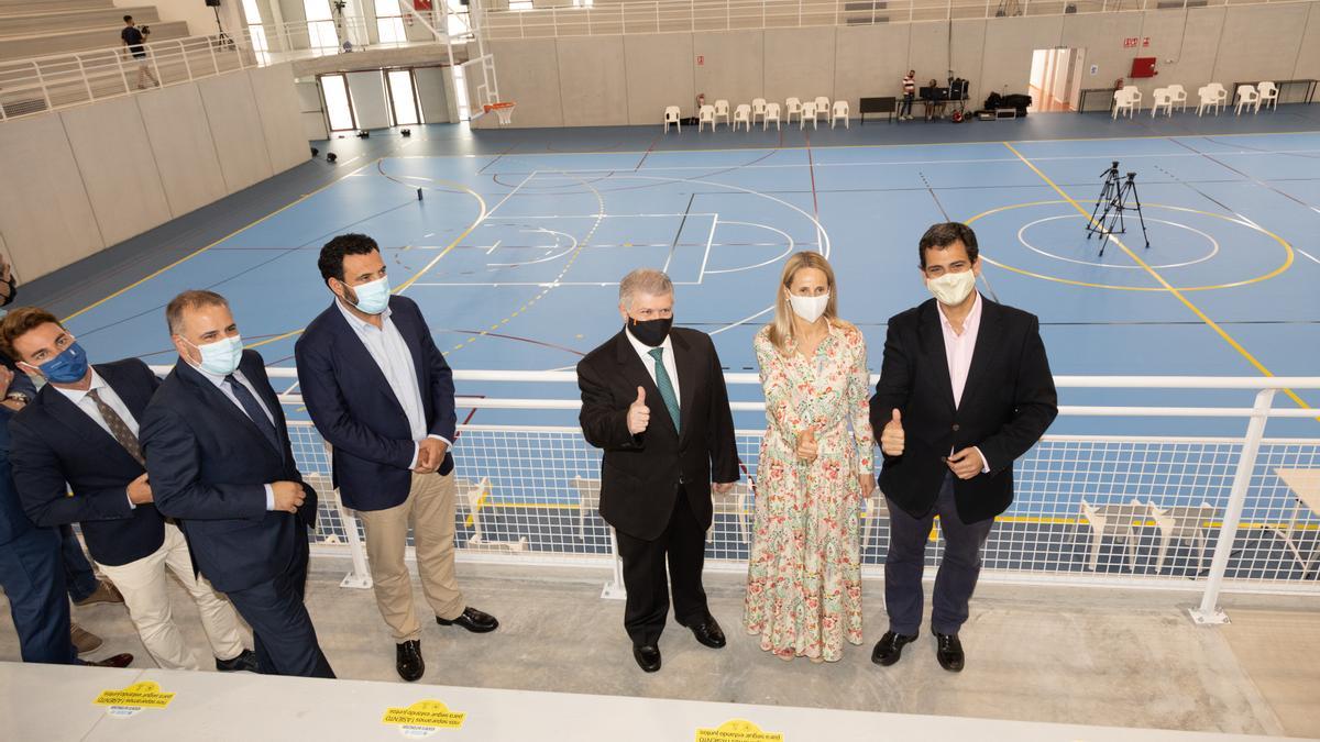 José Vélez, Alicia del Amor, y Jerónimo Moya en la inauguración del Pabellón Deportivo ‘Ana Carrasco’