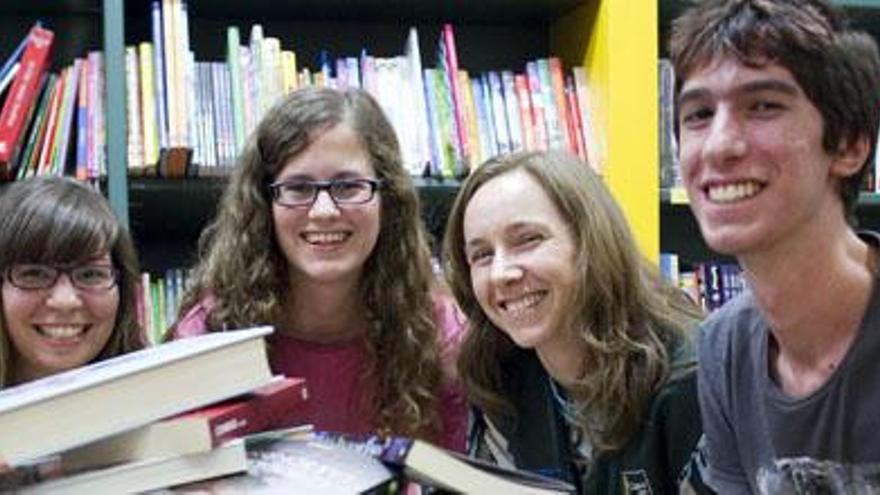 Los creadores del club Madriguera Literaria y la coordinadora de clubes de La Casa del Libro, en el local.