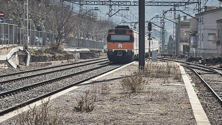 Un tren de la línia R4 de Renfe circulant per l&#039;estació de Sant Vicenç de Castellet