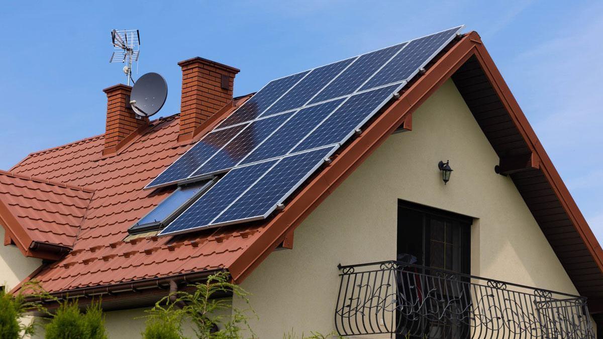 Una casa unifamiliar con placas solares en el tejado.