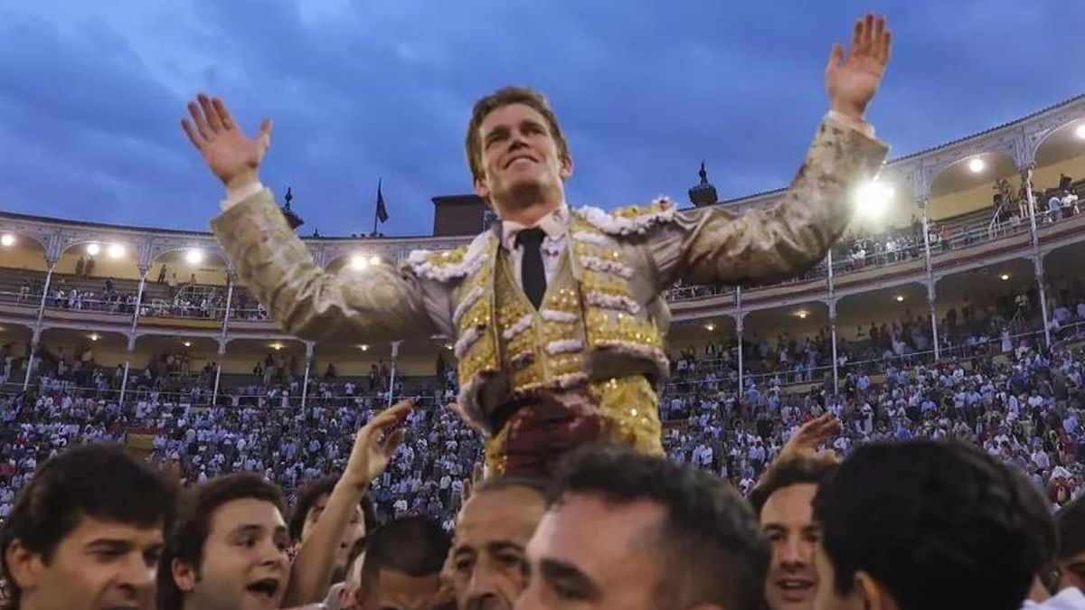 Borja Jiménez sale por la Puerta Grande de Las Ventas, este viernes.