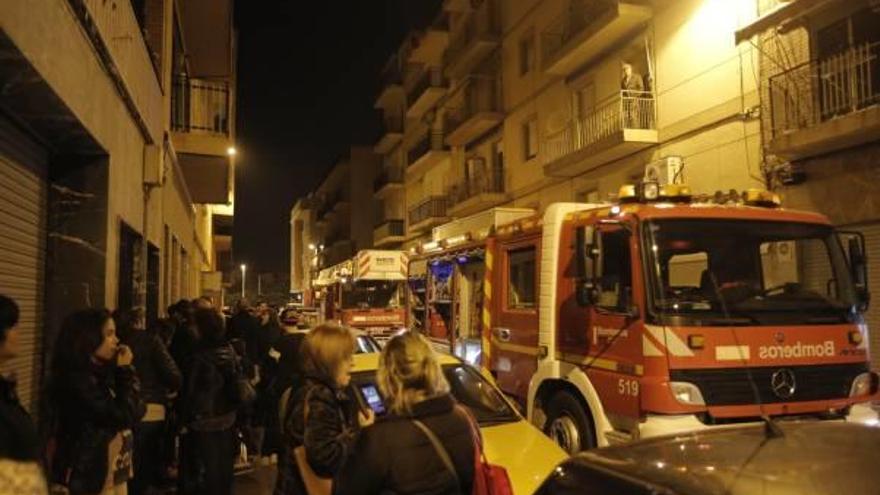 Cinco niños y una mujer, heridos leves al inhalar humo en el incendio de un piso