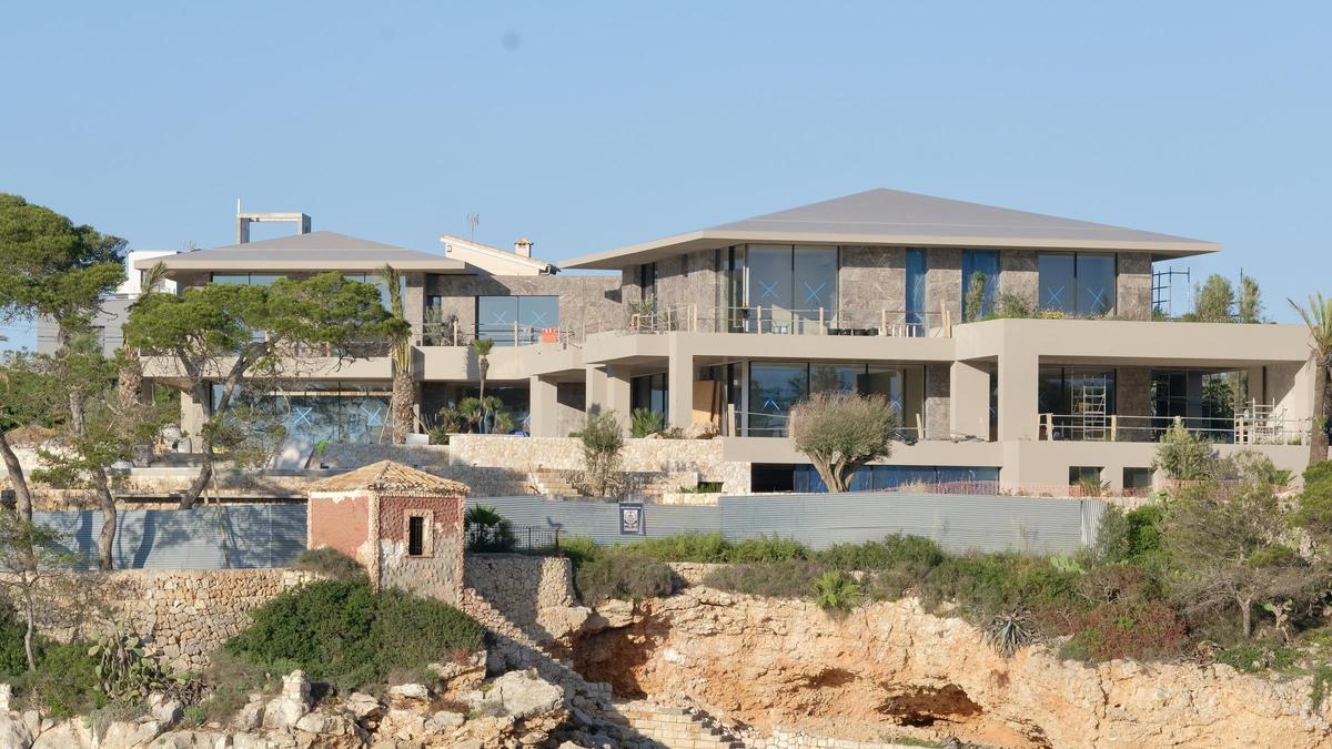 La casa está sobre un acantilado con vistas a toda la ensenada natural del puerto.