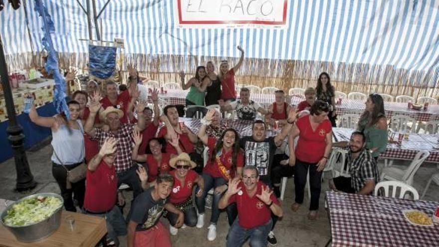 Comida popular y celebración de juegos tradicionales en el barrio de Santa Cruz.