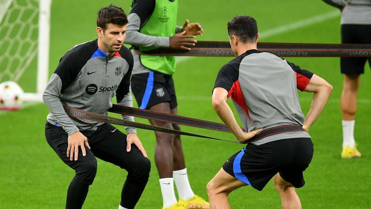 Piqué y Lewandowski durante el entrenamiento en San Siro.