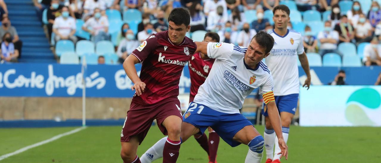 Zapater, en el partido ante la Real Sociedad B en La Romareda.