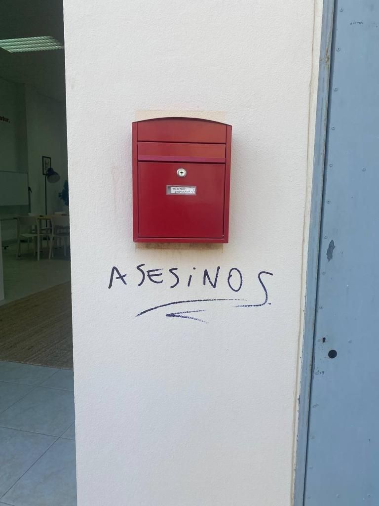 Una de las pintadas en la sede del PSOE de Formentera