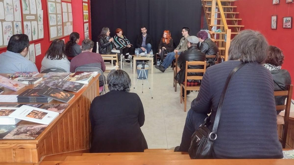 Un coloquio sobre sobre poesía en la sede de Gazafellos do Val