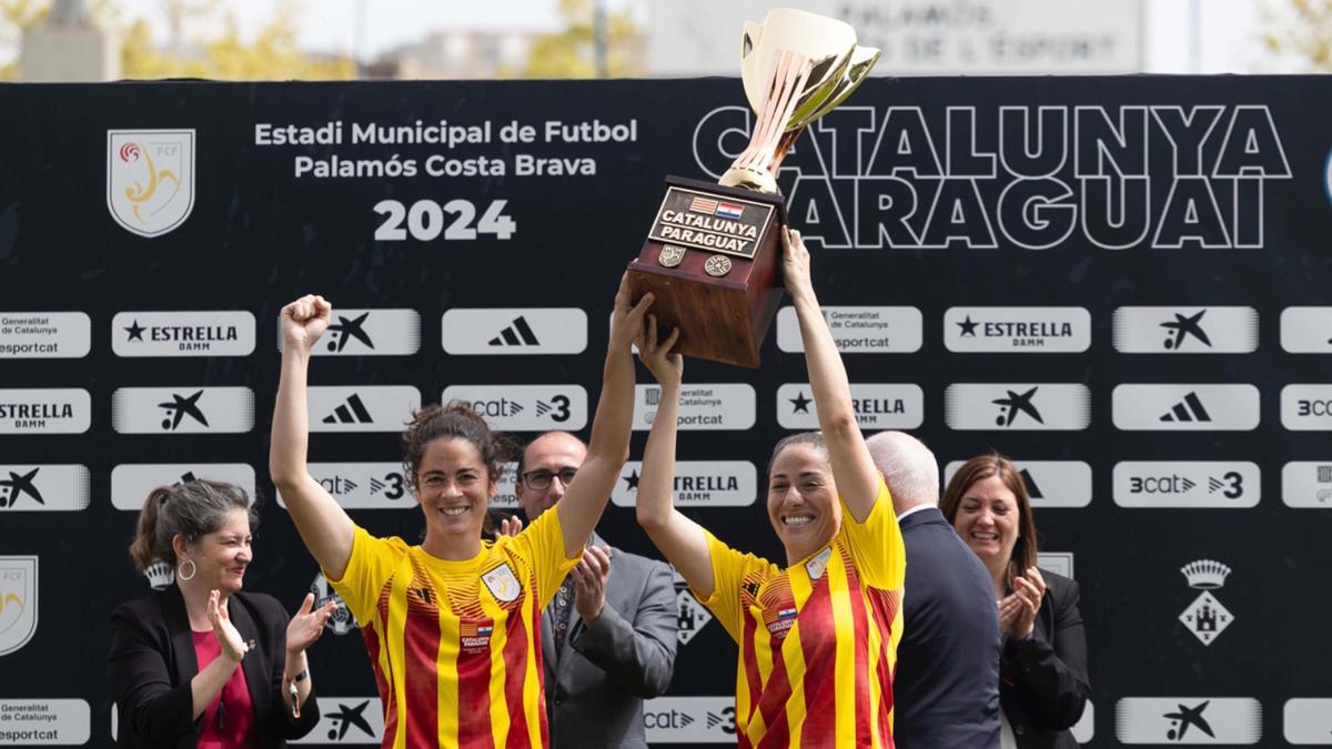 Marta Torrejón y Vicky Losada levantan el trofeo tras el Catalunya - Paraguay