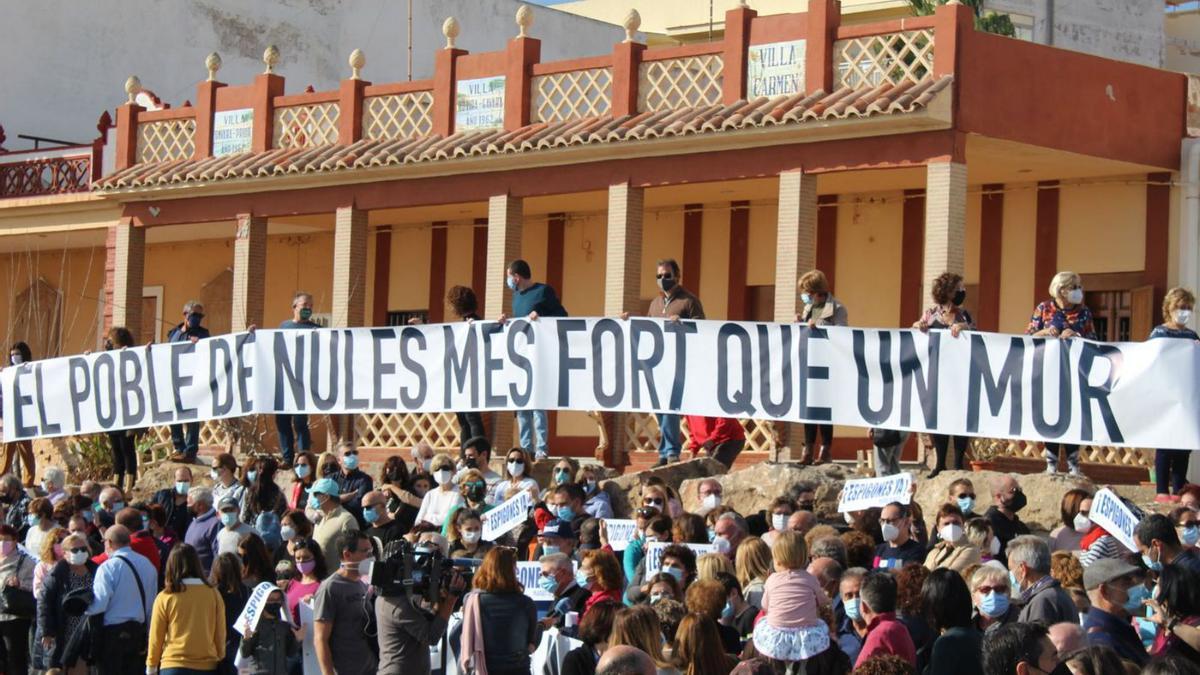 Cientos de vecinos de Nules se manifestaron el 21 de noviembre para reclamar a Costas espigones en su playa.  | MEDITERRÁNEO