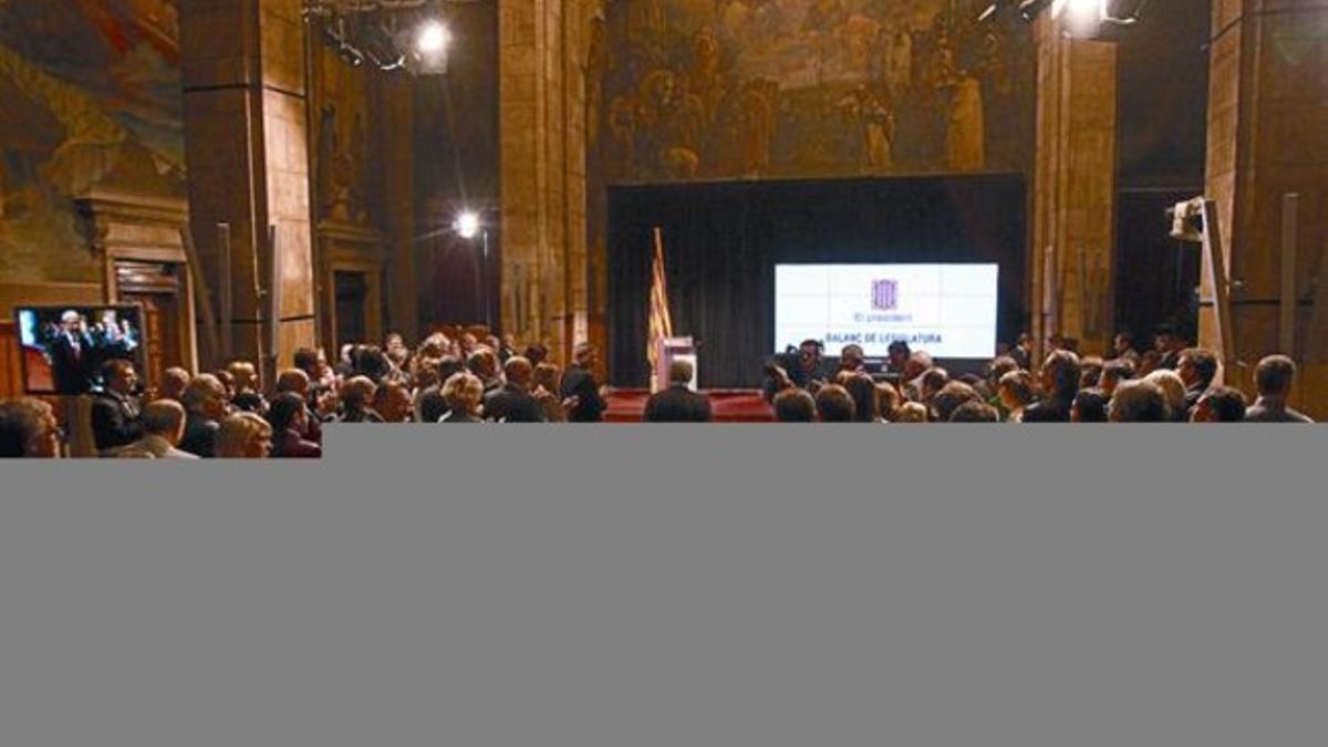 Montilla se dirige al escenario del Saló Sant Jordi para pronunciar la conferencia de balance y firmar el decreto de convocatoria de las elecciones, ayer en el Palau de la Generalitat.