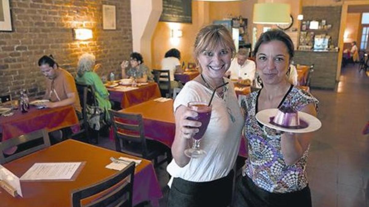 Nietas del precursor 8Sonia y Odina (camisa estampada) muestran dos platos en el restaurante L'Hortet.