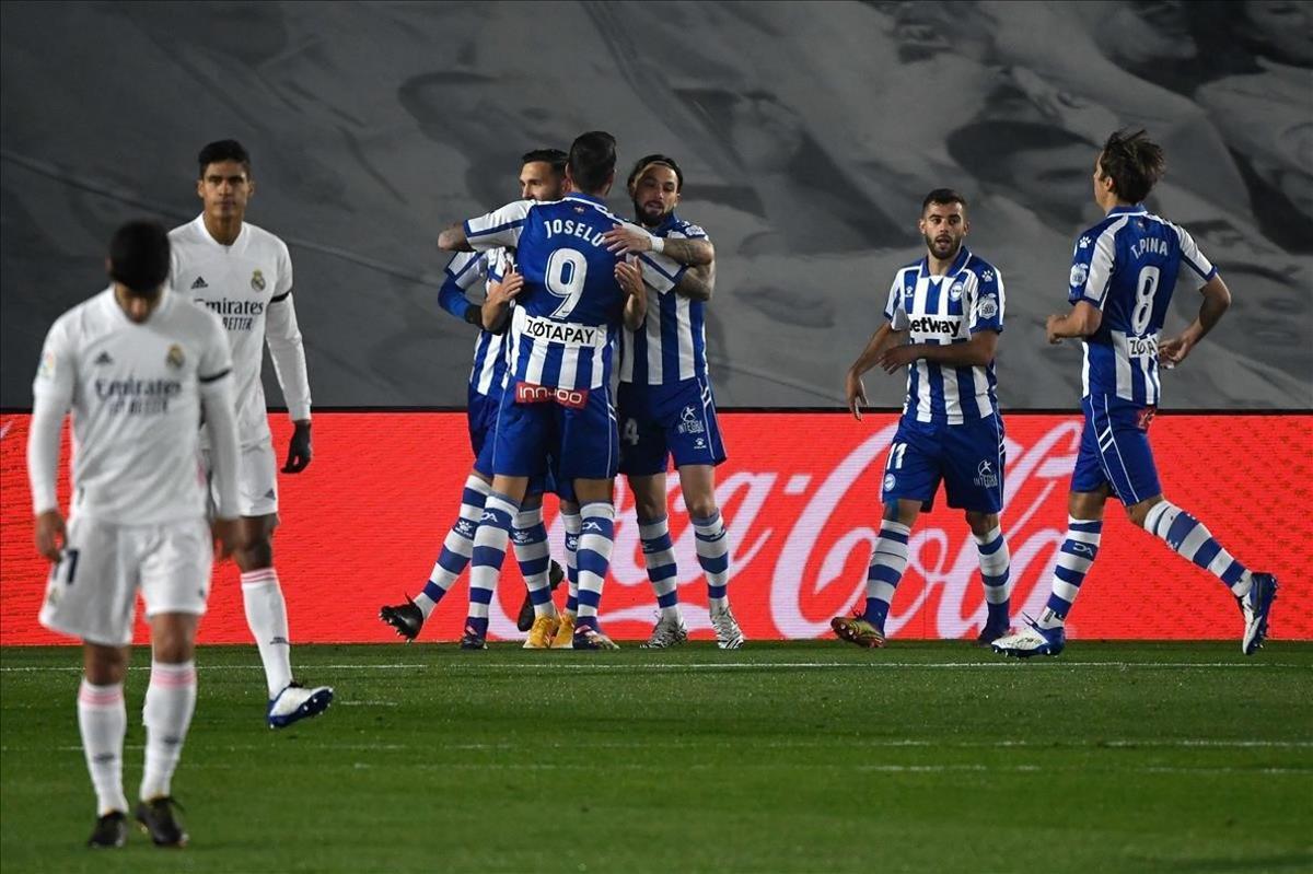 zentauroepp56024545 alaves  spanish forward lucas perez  l  celebrates his goal 201128212310