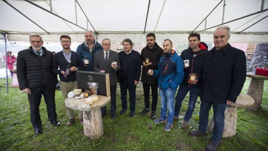 Productores acompañados por las autoridades durante la jornada en la Sidrería Camino. // Bernabé/Cris M.V.