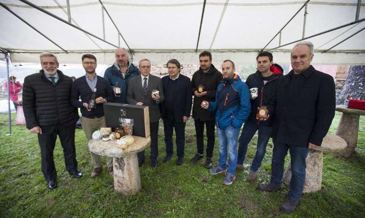 Productores acompañados por las autoridades durante la jornada en la Sidrería Camino. // Bernabé/Cris M.V.
