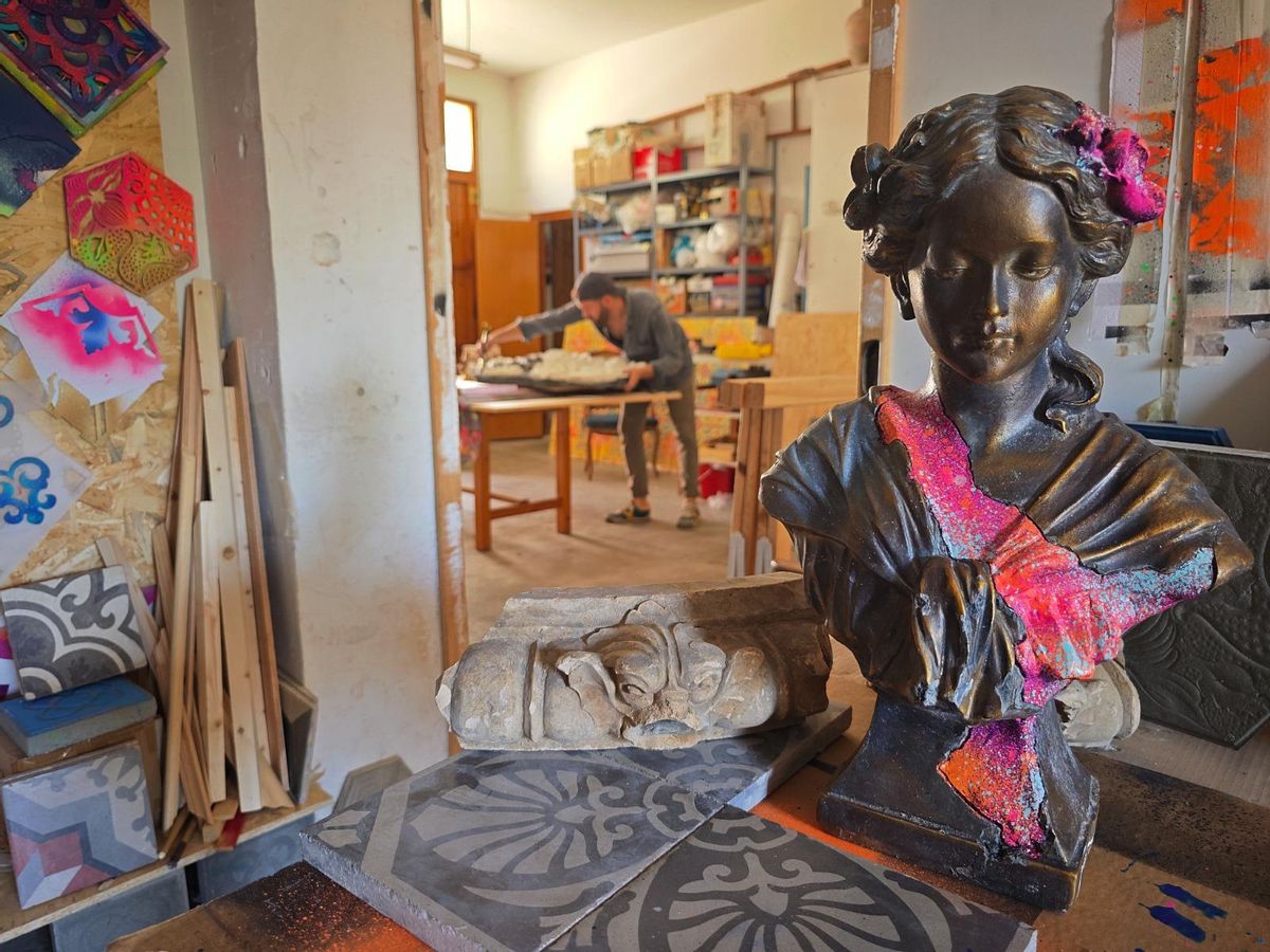 Un busto recuperado de los escombros, en el taller de Juncosa.