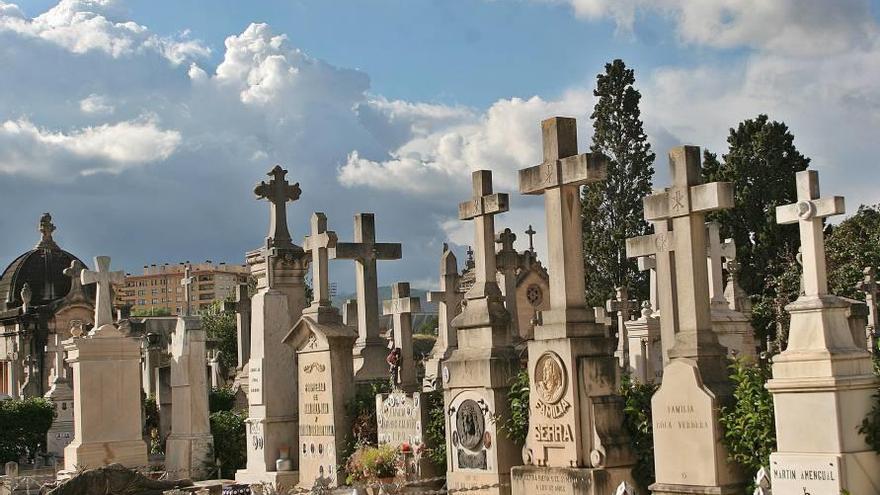 La Funeraria permutará 52 sepulturas para esponjar la zona antigua.
