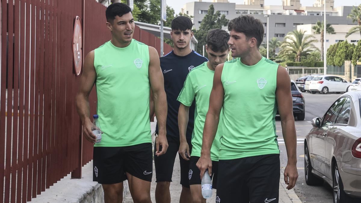 Diego González, llegando al campo Díez Iborra para entrenar con el Elche