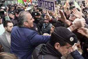 Simpatizantes de Vox acuden a Cibeles para apoyar a Ortega Smith