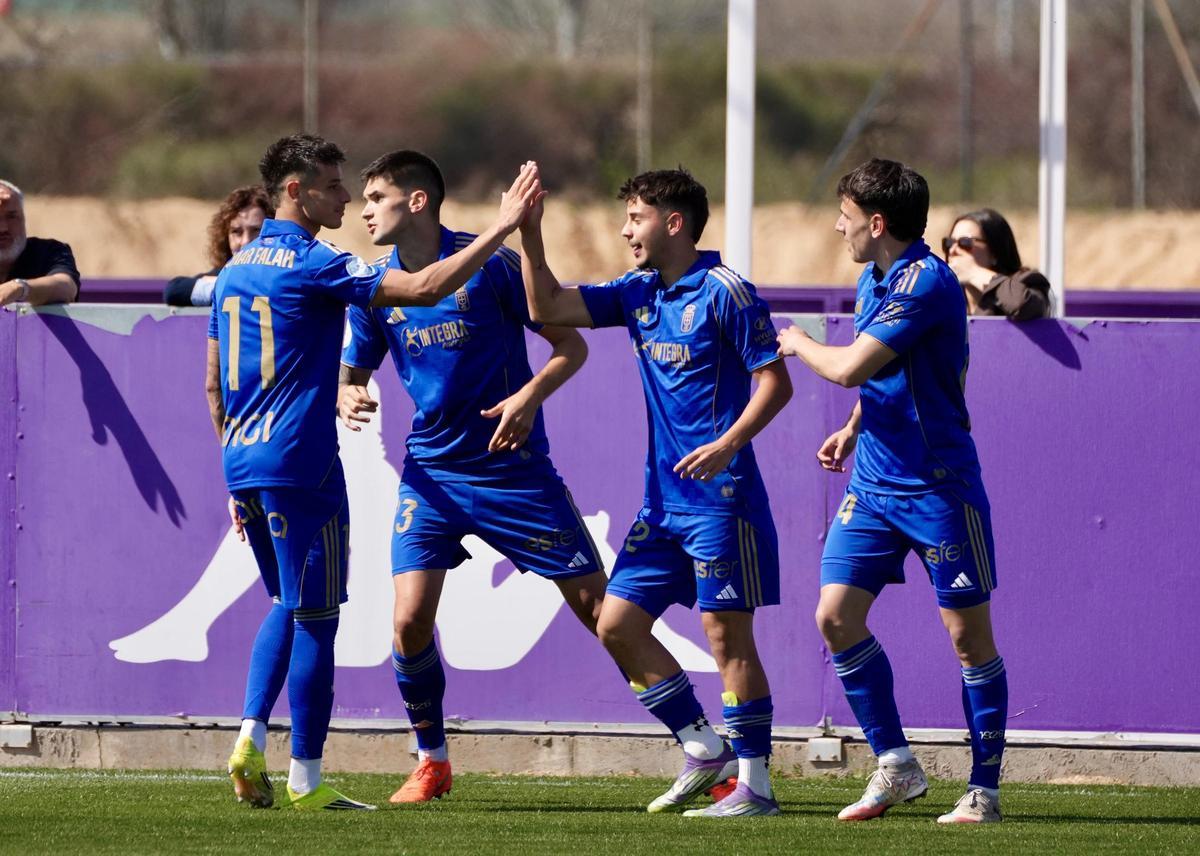 Los futbolistas del Vetusta celebran uno de los tantos ante el Valladolid Promesas.