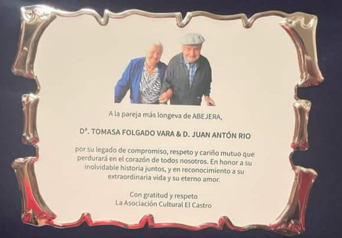 Recuerdo entregado a Tomasa y Juan, la pareja más longeva. | Ch. S.