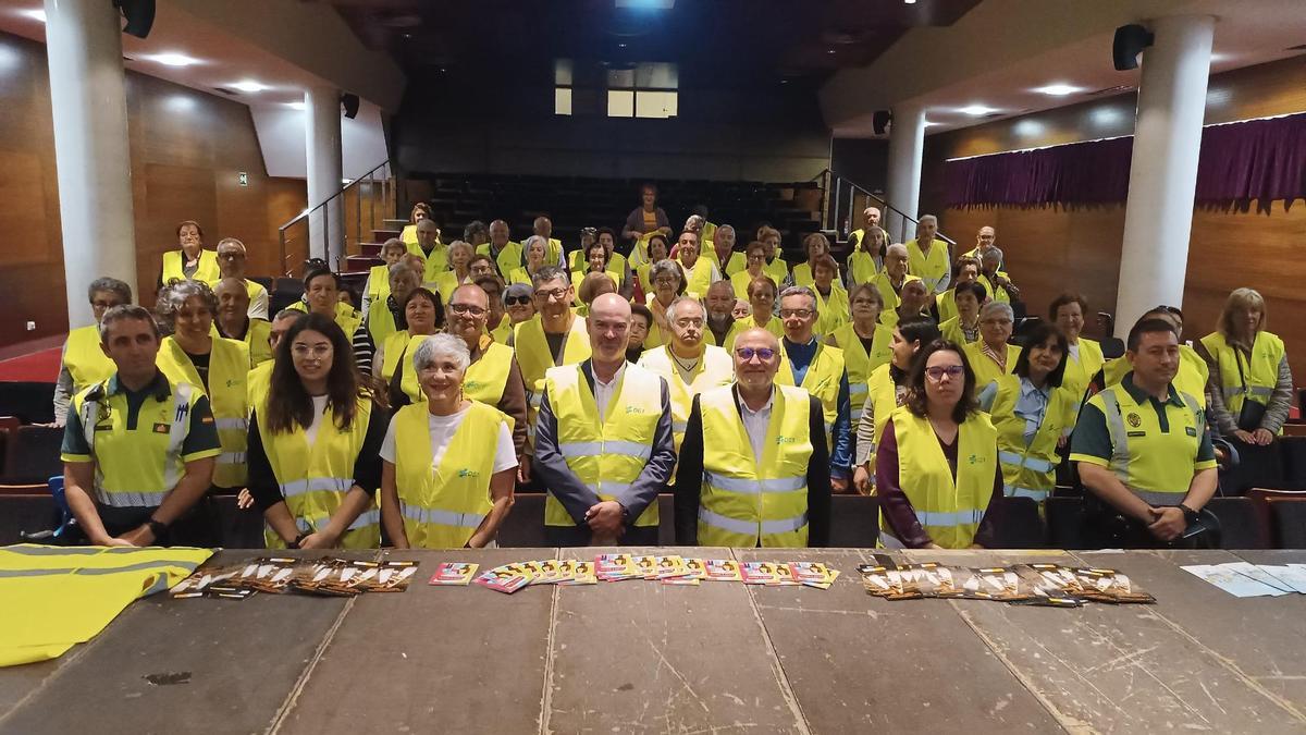 La jornada de prevención contra los atropellos -con el subdelegado del Gobierno, Abel Losada, y el alcalde de Bueu, Félix Juncal- en el centro, en Bueu / Gonzalo Núñez