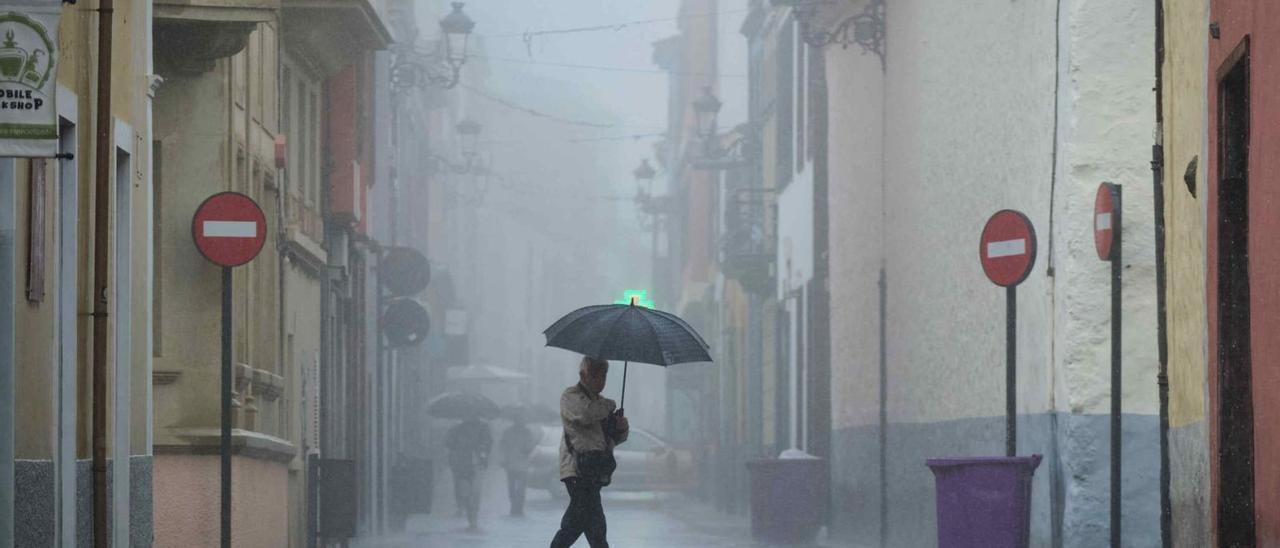 Un hombre pasea por el casco histórico de La Laguna durante la tormenta tropical ‘Hermine’