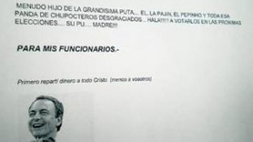 La secretaria de un juzgado rechaza quitar un cartel que insulta a Zapatero