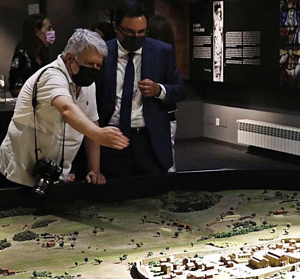 Lorenzo Arias y Gonzalo M. Peón contemplan la gran maqueta de Oviedo en tiempos de Alfonso II. | Luisma Murias