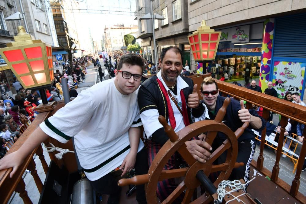 El desfile de Carnaval inunda de gente, color y humor el centro de Pontevedra