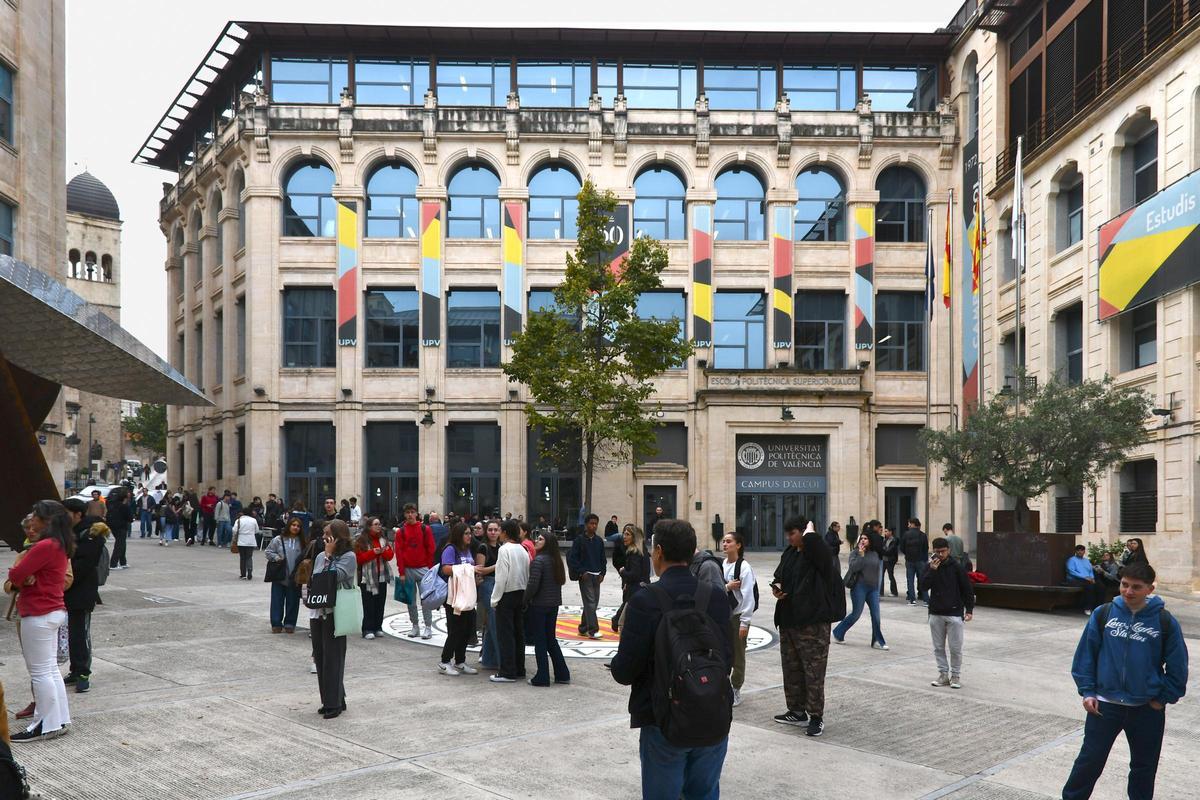 Fachada del campus de Alcoy de la UPV.