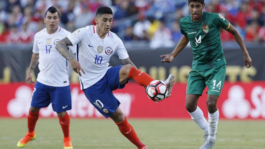 Hernández trata de controlar un balón.