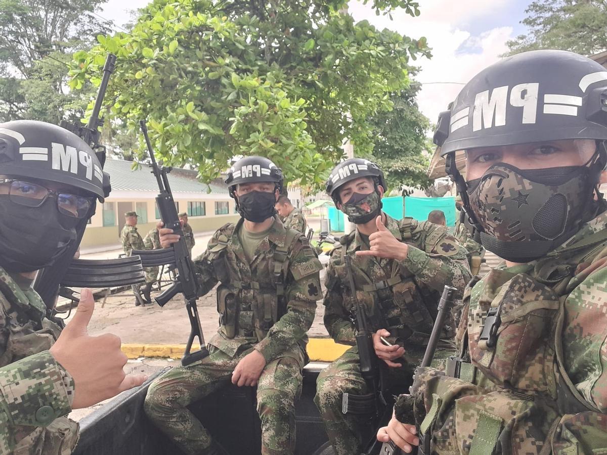 Carlos Loaiza, junto a compañeros del ejército colombiano.