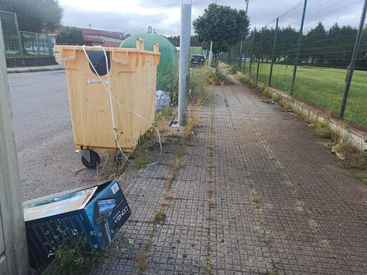 La calle entre el IES García Barros y la residencia es la más afectada de la zona.