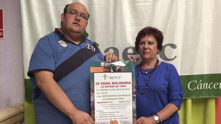 Ángel García y Felipa Ramos muestran el cartel de la cena. Foto