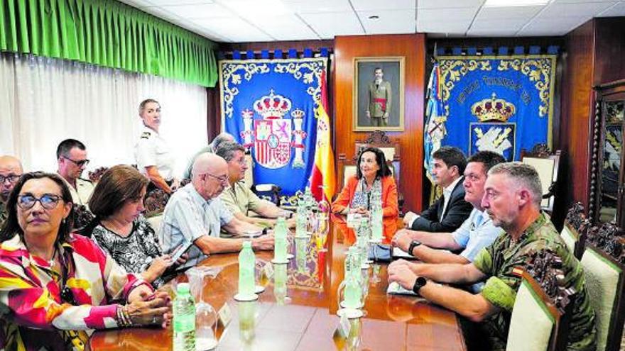 La ministra preside en la base de la Brilat la reunión con los responsables de los servicios.