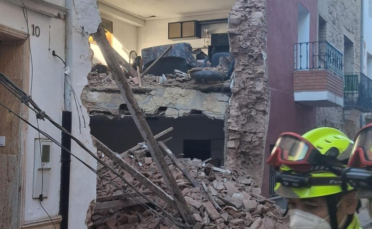El derrumbe de una casa en Puçol obliga a desalojar a 25 personas de cuatro edificios