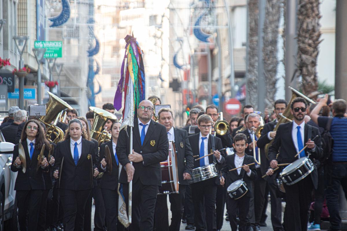 Siete de bandas de música participaron en la ofrenda con un pasacalles previo al acto de fiestas religioso.