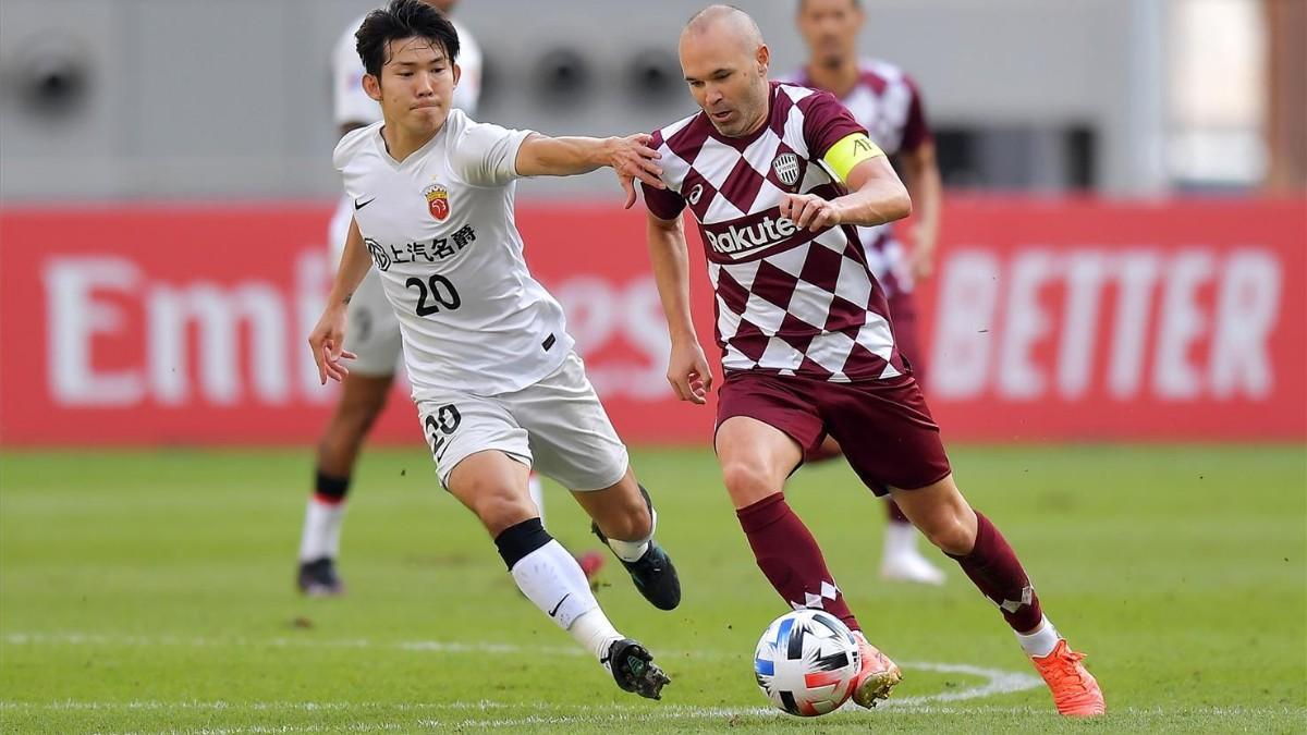 Iniesta, en acción, contra Yang Shiyuan de SIPG, durante un partido antes de su lesión