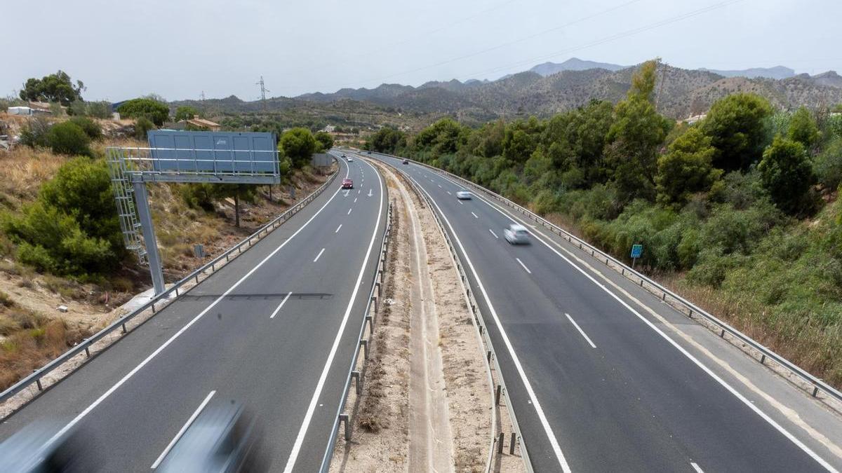 Vista de la autopista libre de peaje AP-7 a su paso por la comarca de la Marina Baixa.