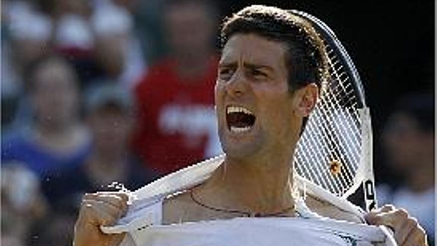 Djokovic, rasgándose la camiseta tras ganar a Hewitt.