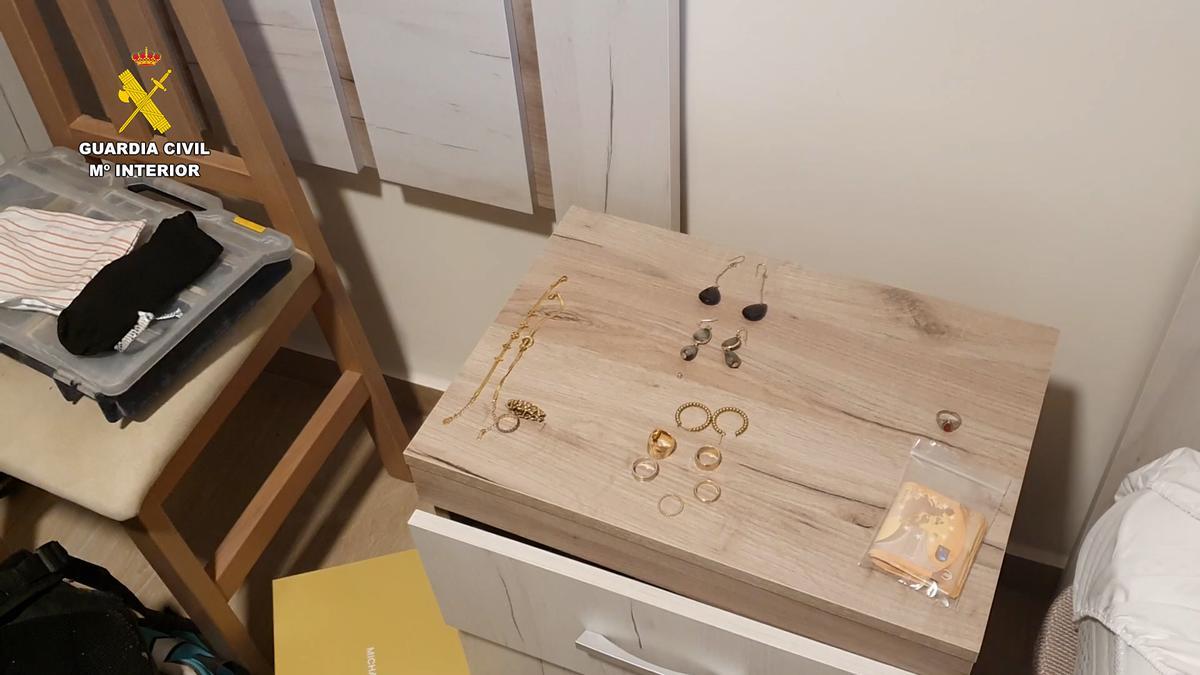 Joyas y dinero recuperados por los agentes
