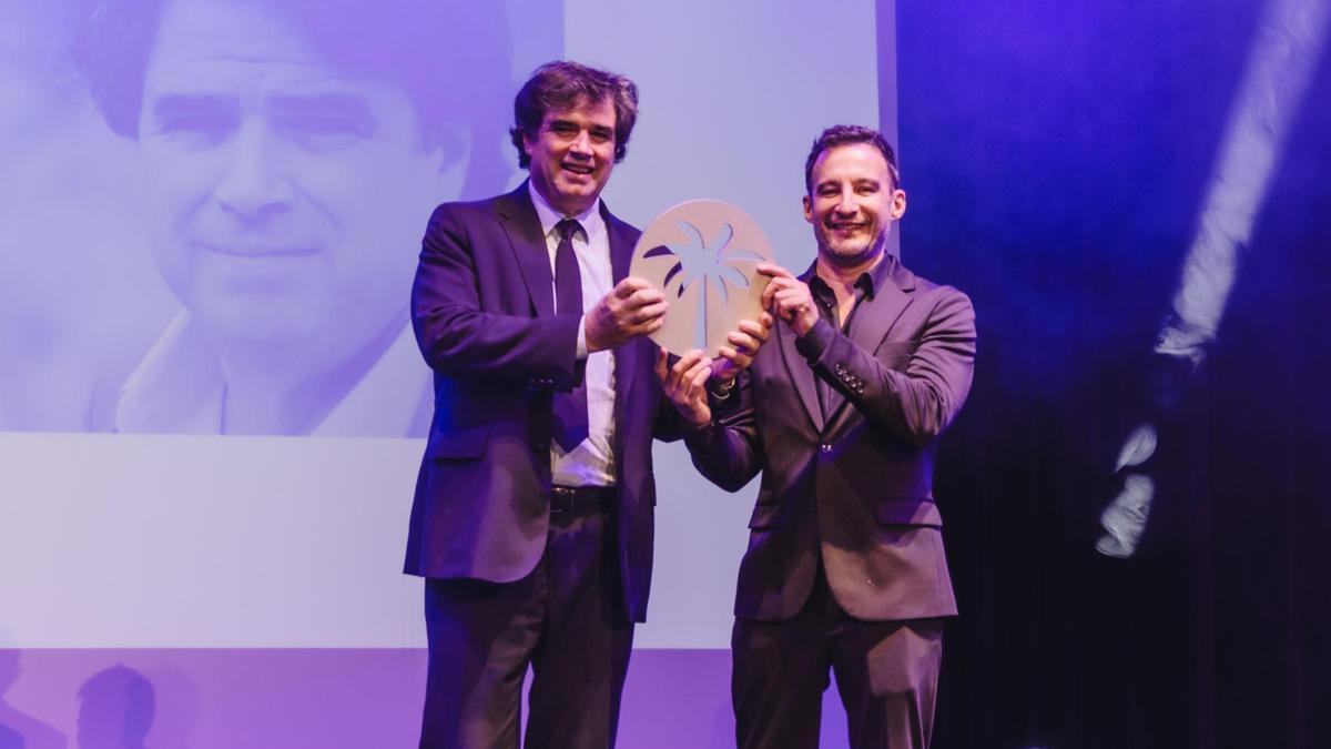 El productor Fernando Bovaira y el director Alejandro Amenábar con la Palmera de Honor.