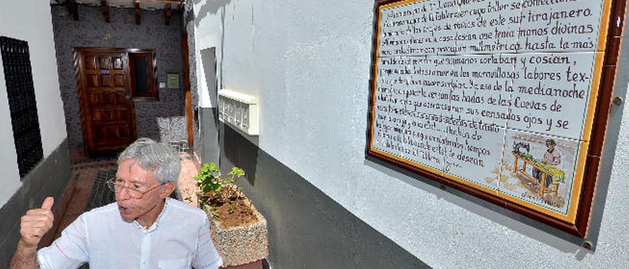 El artífice del proyecto, Juan Carlos Vega Valerón, junto a la placa que rinde homenaje a la costurera Juana Quevedo.